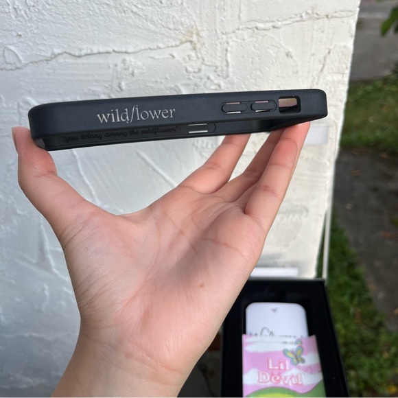 Wildflower Cases iPhone 13 Mini! - Picture 7 of 8